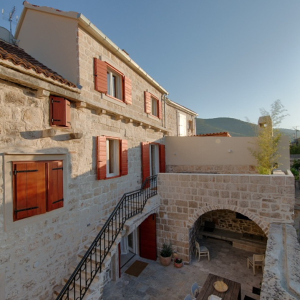 Villa Zdenka, Villa Zdenka Vis