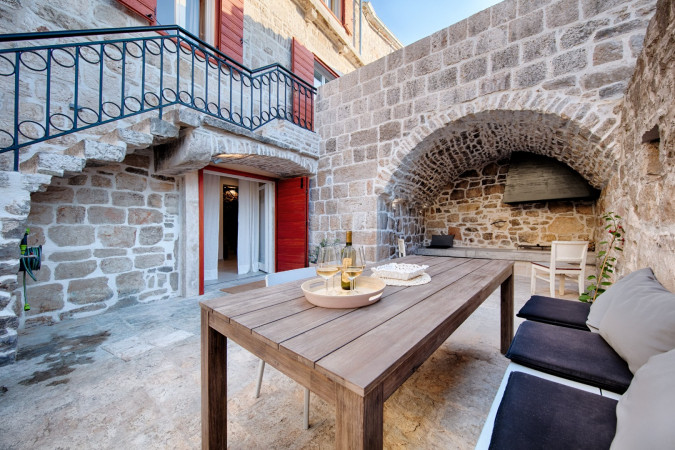 Villa Zdenka, Villa Zdenka Vis