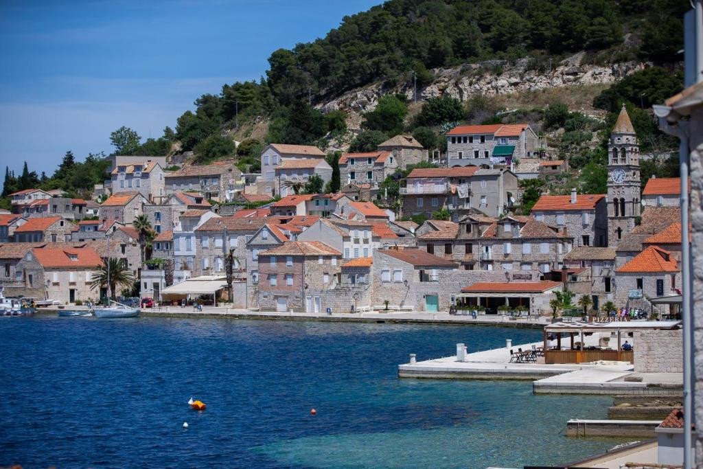 Villa Zdenka & Casa Ruben - Peace, sea and sunsets &ndash; your holiday in the heart of historic Vis., Villa Zdenka Mob. +385913635524